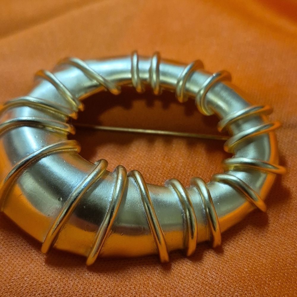 Gold Tone Circular Shape Retro Style Broach Pin - Picture 2 of 4